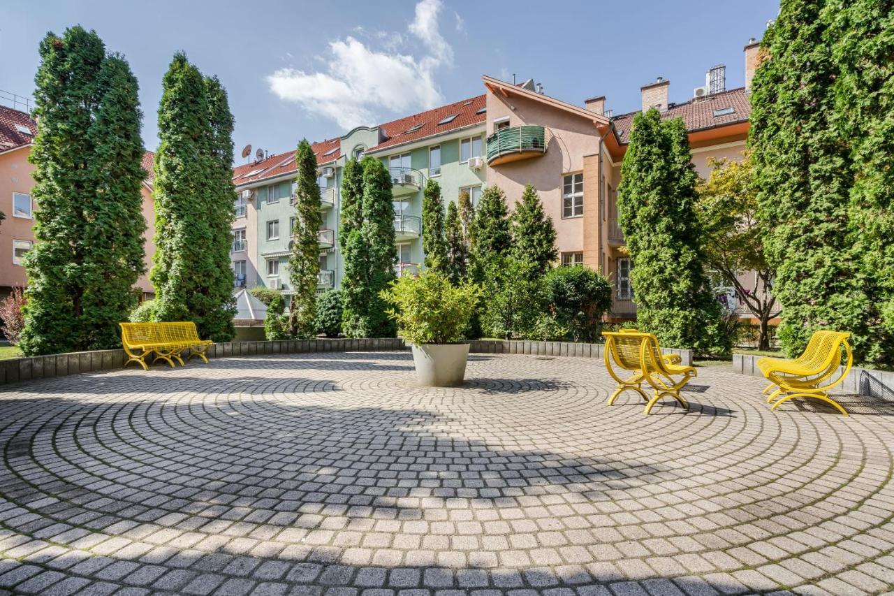 Beautiful Three Bedrooms Apartment With Free Parking Close To The Danube Coast Budapeste Exterior foto
